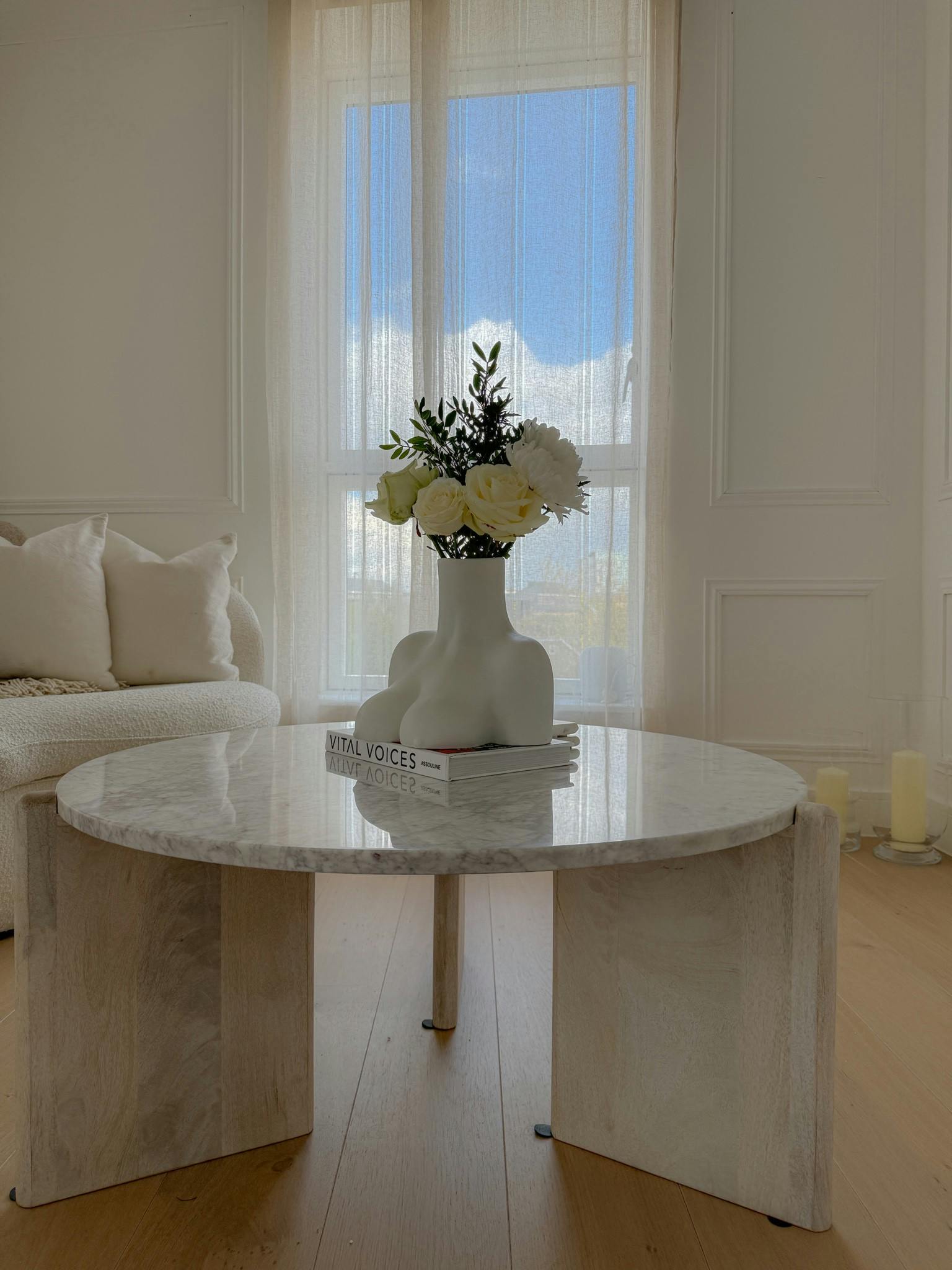 Interior, minimalist, bust vase, cream interior
