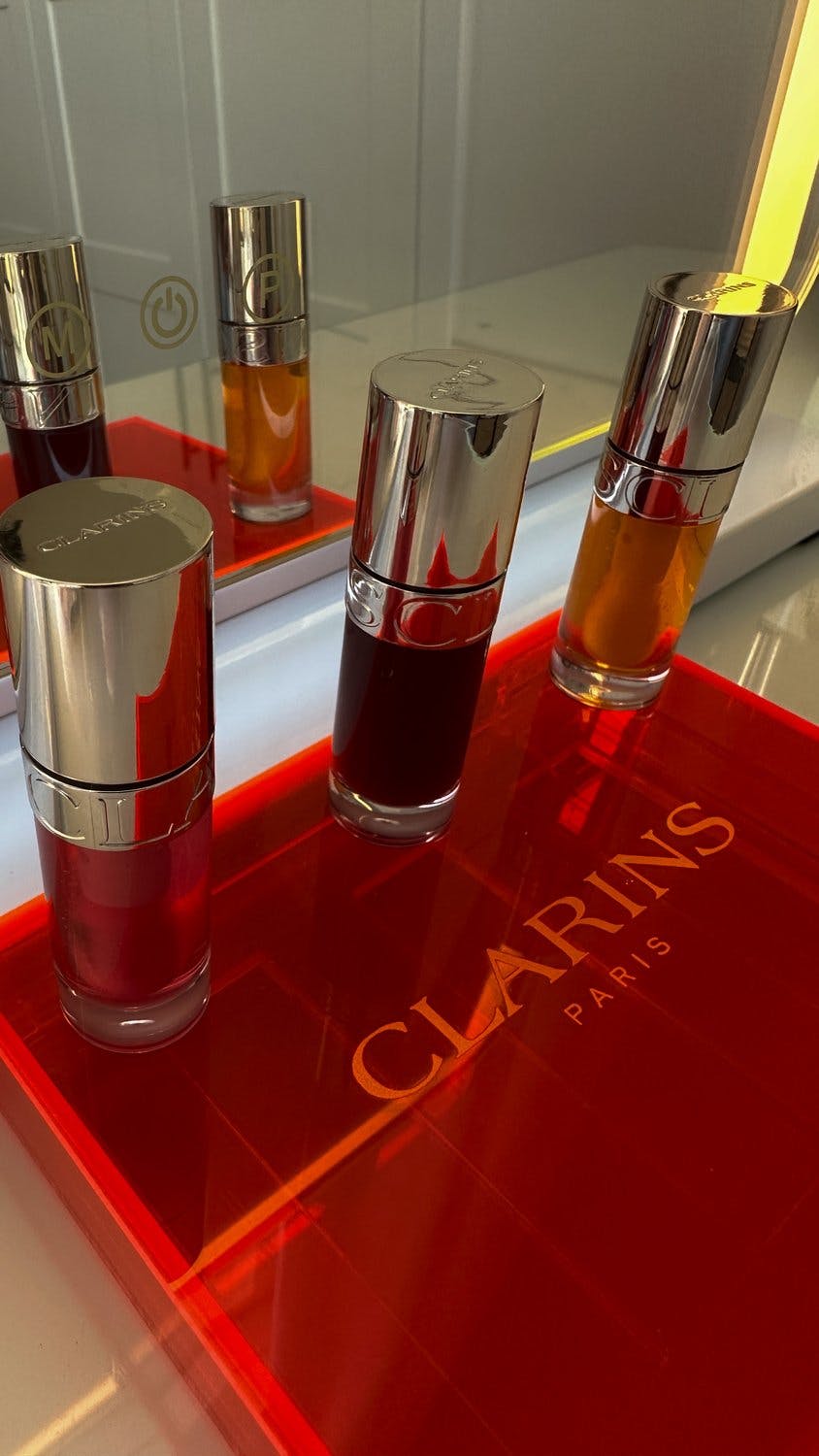 Sachini Dilanka reviewing Clarins Lip Comfort Oil